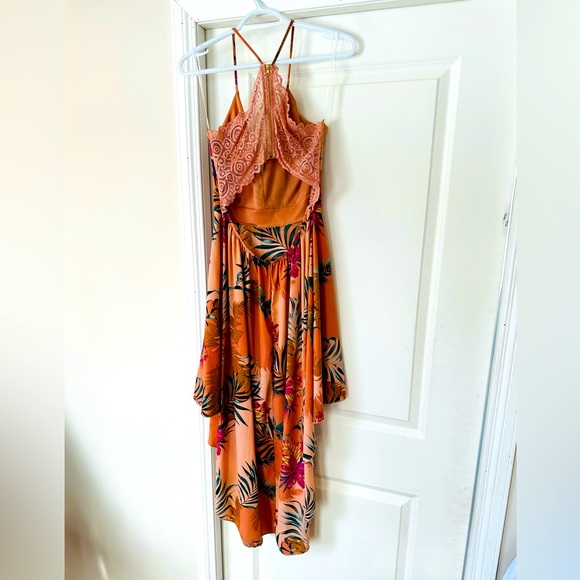 Gorgeous summer dress! Soft pink with floral print. Detailed lace back. Size Lg - Picture 2 of 2